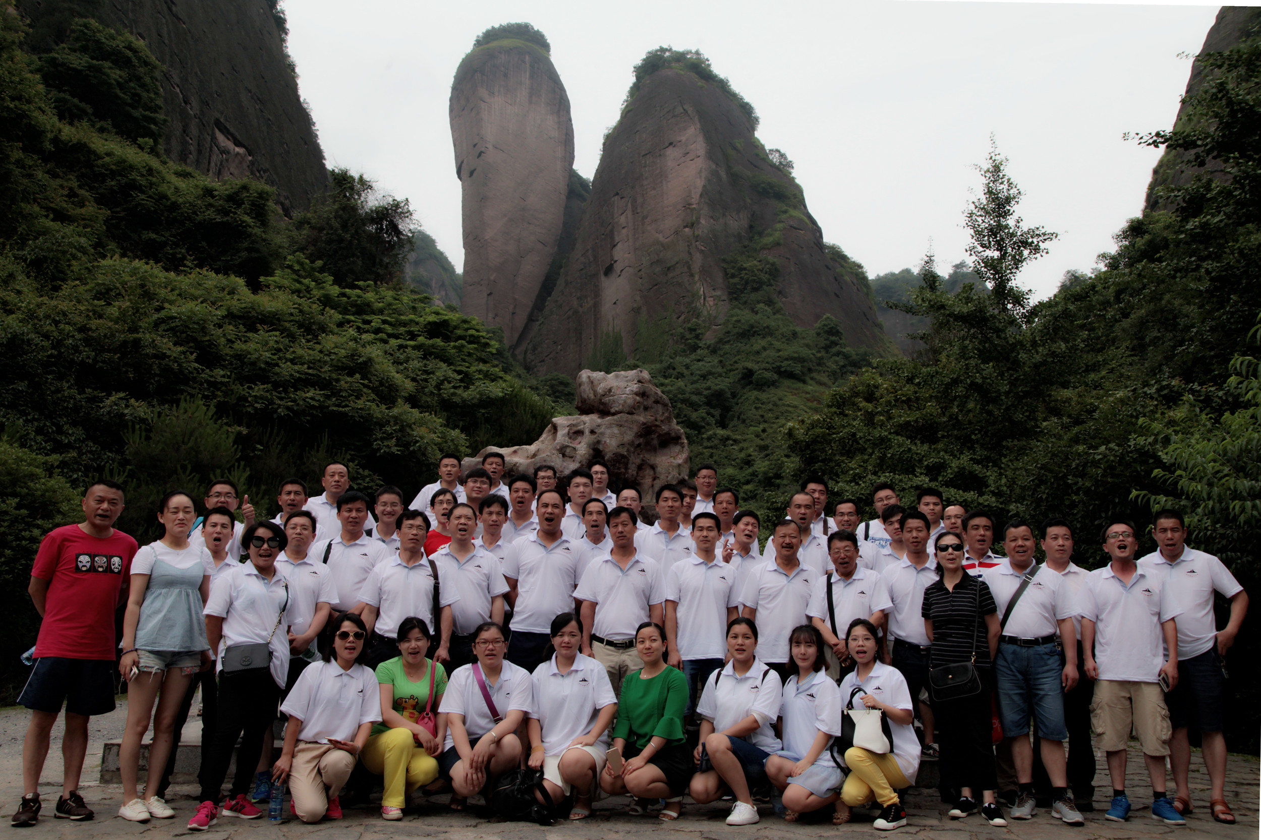 6月11日，全體與會人員游覽了崀山八角寨、辣椒峰景區(qū)