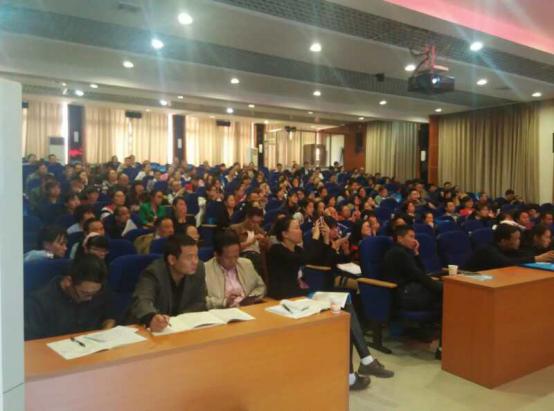 語文研討會(huì)場老師們聚精會(huì)神