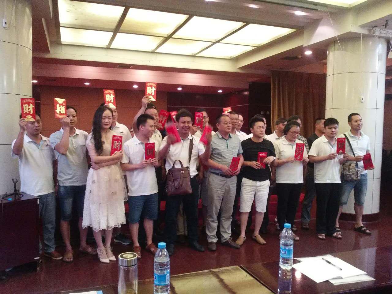 獲獎(jiǎng)人員喜笑顏開、高舉“紅包”