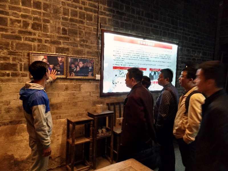 14日晚何斌文副校長(zhǎng)陪同專家一行參觀紅色沙洲景區(qū)