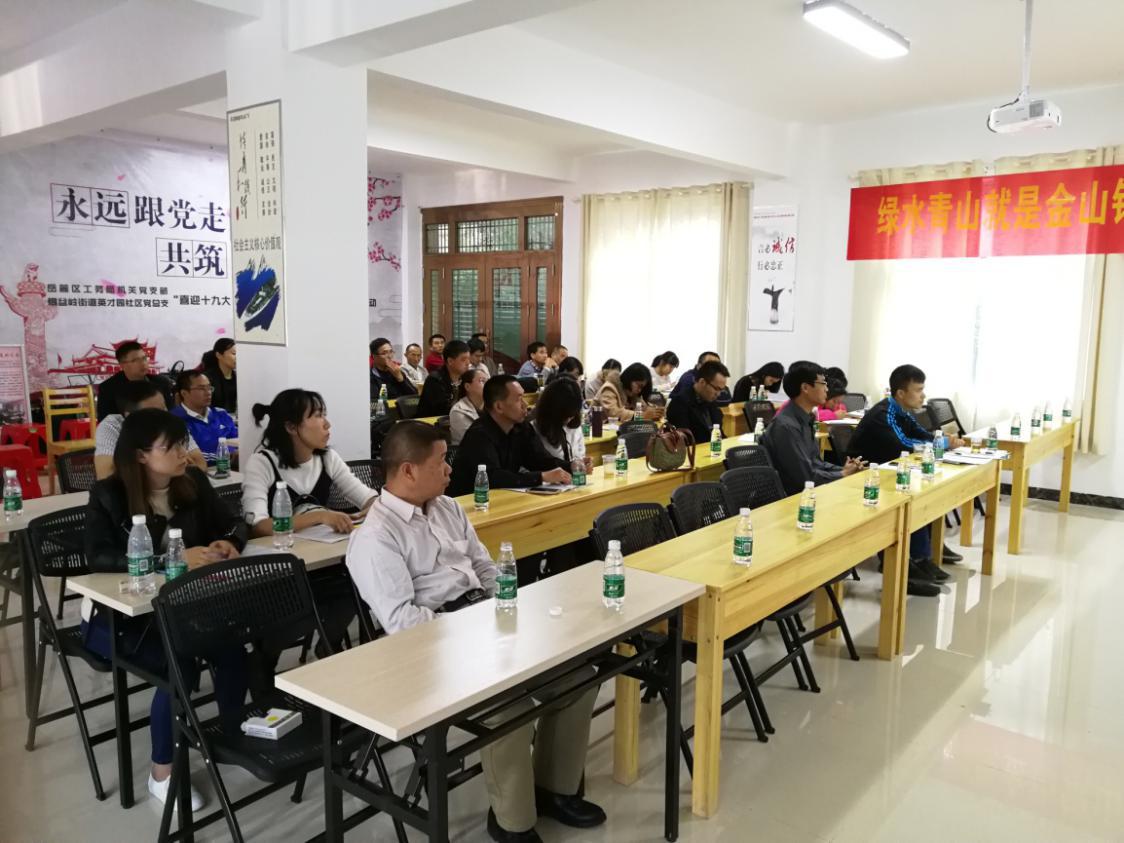 廣東中山實(shí)驗中學(xué)的老師仔細(xì)聆聽龍老師的講座