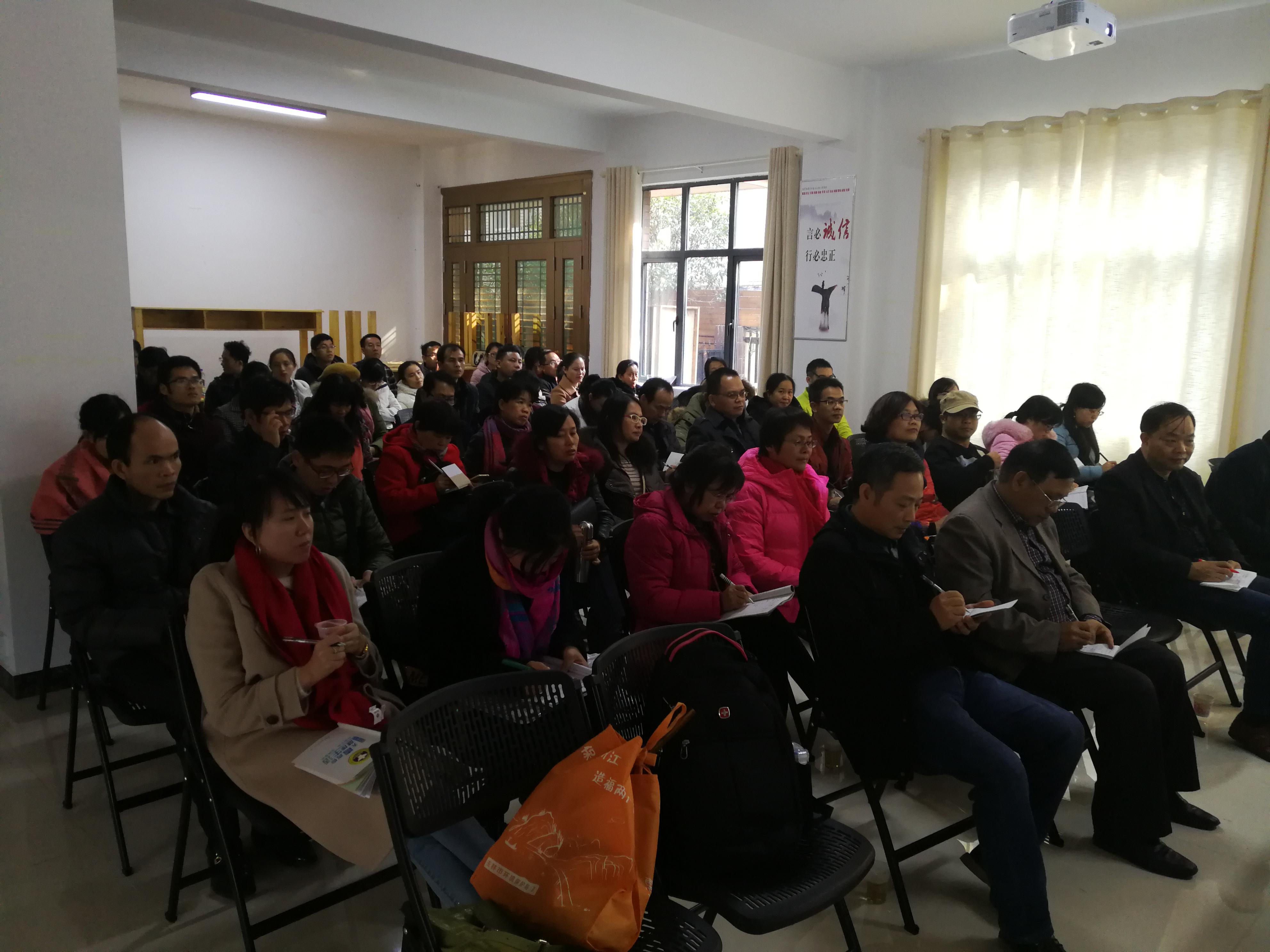 廣西兩校的老師在抗日戰(zhàn)爭(zhēng)圖書(shū)館認(rèn)真聽(tīng)取沈雄波老師的介紹