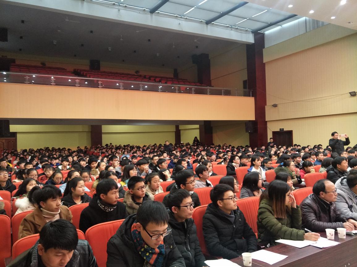 講座現(xiàn)場(chǎng)，老師和學(xué)生們認(rèn)真聆聽專家的授課