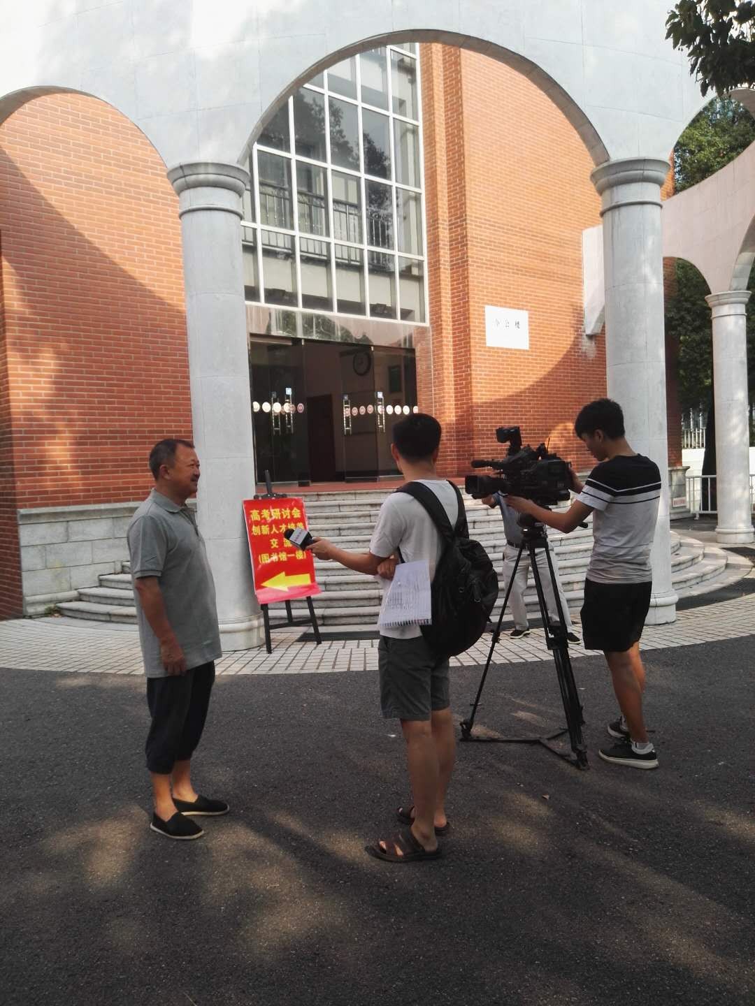 湖南炎德文化實(shí)業(yè)有限公司董事長(zhǎng)何譽(yù)軍先生接受湖南教育電視臺(tái)專訪