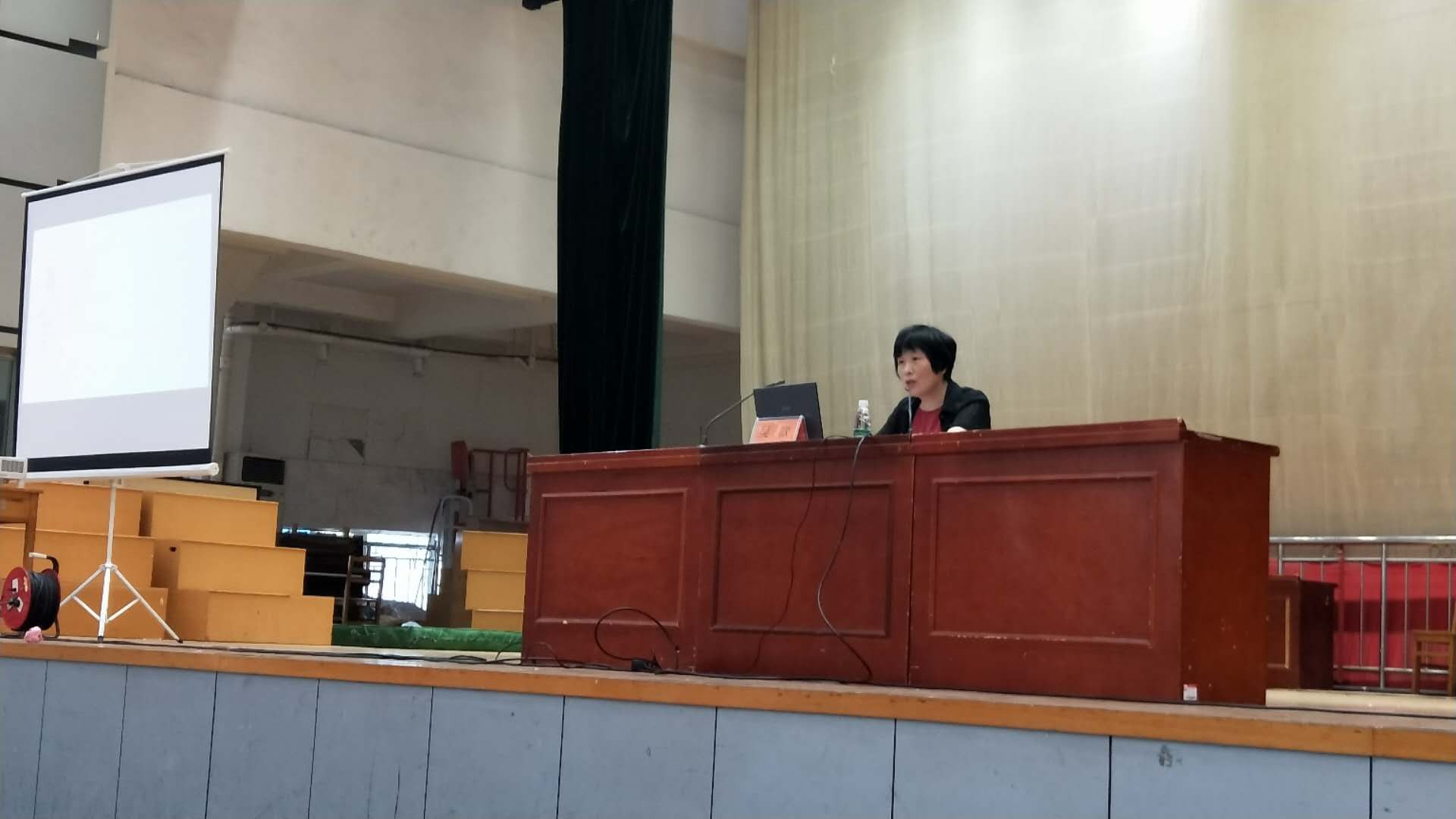 語(yǔ)文分會(huì)場(chǎng)，主講專家：南昌二中吳歆老師