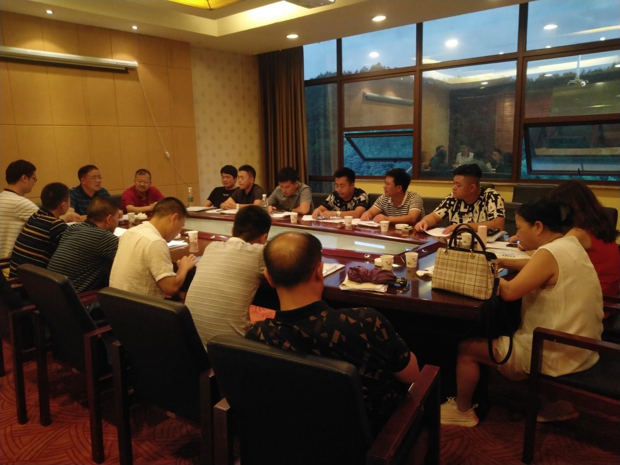 廣西團(tuán)隊(duì)的小組會(huì)議，何譽(yù)軍先生親自坐鎮(zhèn)