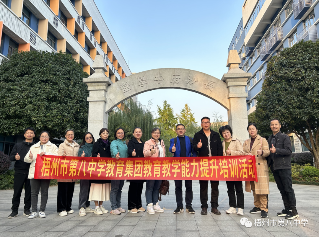 參加開放日活動(dòng)的老師們