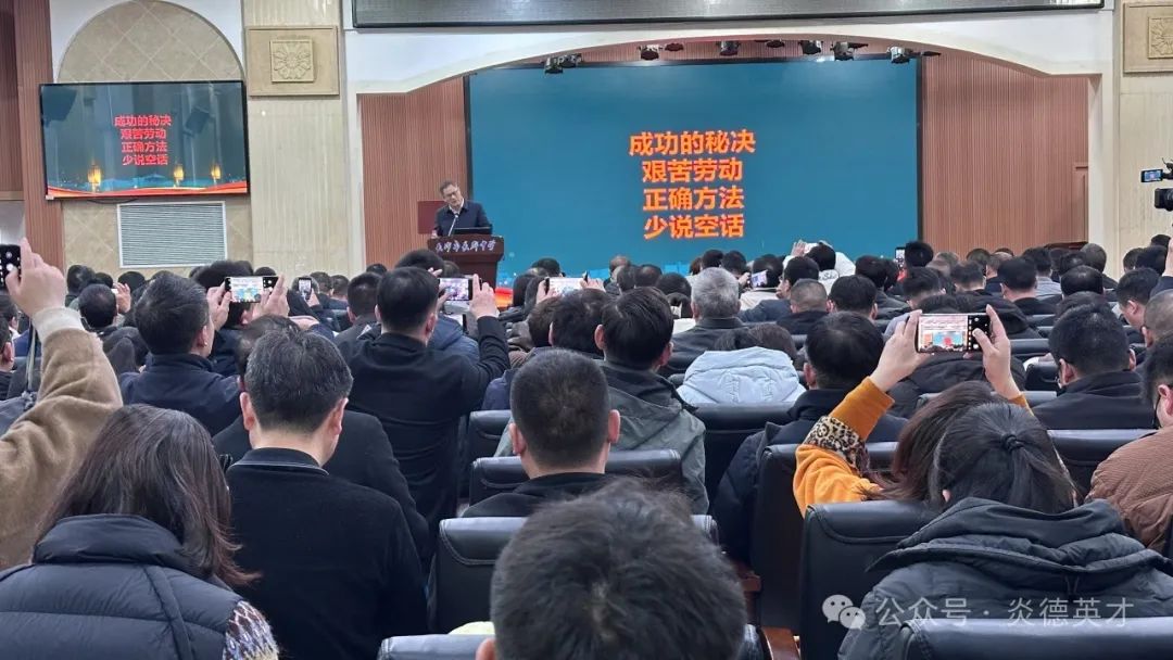 之后，長(zhǎng)郡中學(xué)副校長(zhǎng)肖斌武進(jìn)行了長(zhǎng)郡中學(xué)高三后階段的管理經(jīng)驗(yàn)與實(shí)戰(zhàn)經(jīng)驗(yàn)的分享，分享中他強(qiáng)調(diào)了培養(yǎng)良好學(xué)習(xí)習(xí)慣和回歸課堂的重要性。